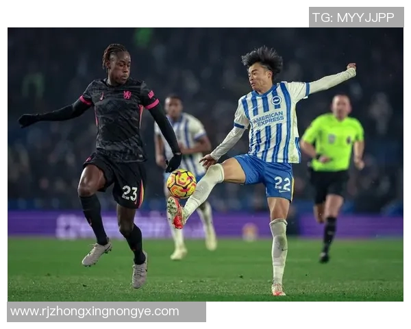 足球球星停球失误的应对策略与心理调节方法分析 足球球星停球失误的应对策略与心理调节方法分析