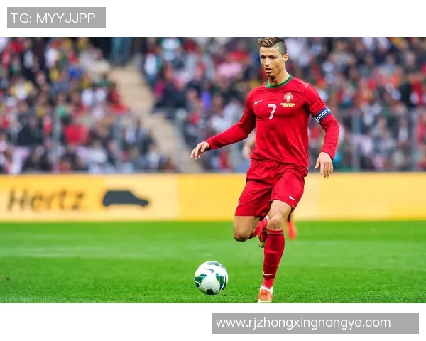 可爱足球明星壁纸合集展现球场上的青春与活力魅力 可爱足球明星壁纸合集展现球场上的青春与活力魅力