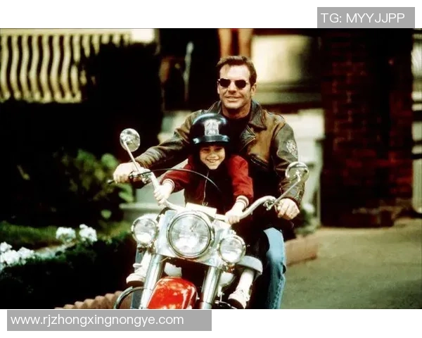 充满温暖与关爱的足球明星们展现的亲情与友情瞬间